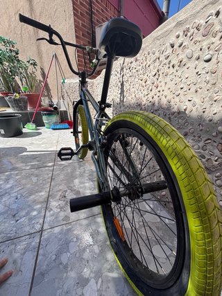 Bmx verde con ruedas amarillas