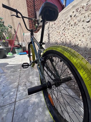 Bmx verde con ruedas amarillas