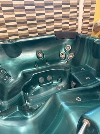 Jacuzzi interior verde y madera