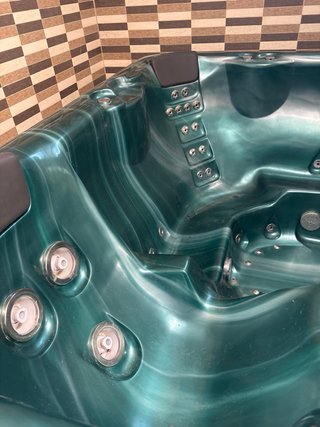 Jacuzzi interior verde y madera