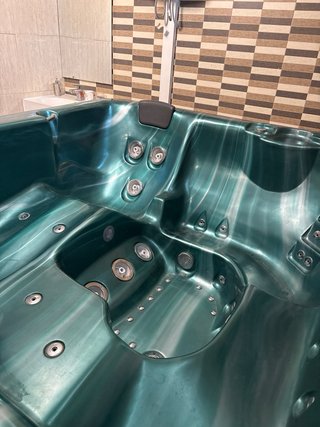 Jacuzzi interior verde y madera