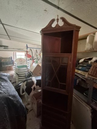 Rinconera de madera antigua