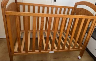 Cuna de madera con osito