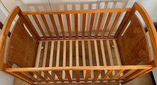Cuna de madera con osito
