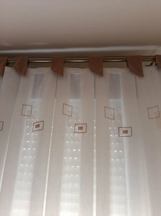 Cortinas de salón beige y blancas