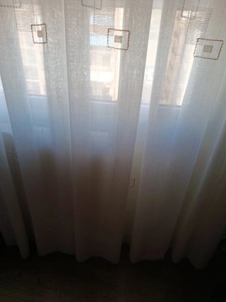 Cortinas de salón beige y blancas