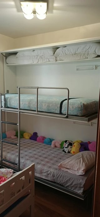 Litera abatible con mesa y colchones incluidos