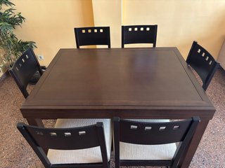 Mesa de comedor de madera oscura