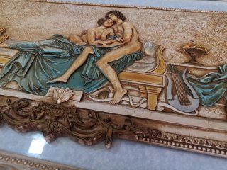 Bonito cuadro decorativo en relieve estilo clásico