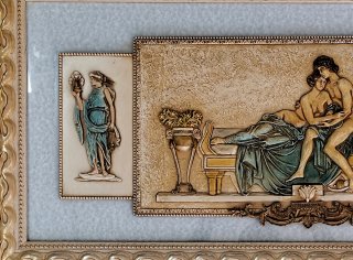 Bonito cuadro decorativo en relieve estilo clásico