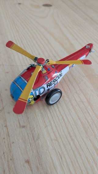 Helicóptero de juguete hojalata a cuerda vintage