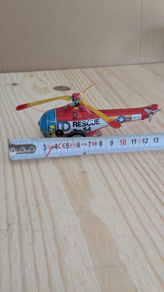 Helicóptero de juguete hojalata a cuerda vintage