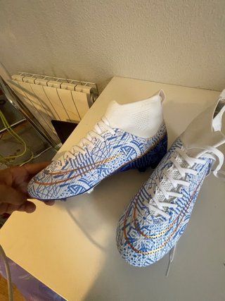 Botas de fútbol Nike azules y blancas