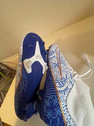 Botas de fútbol Nike azules y blancas