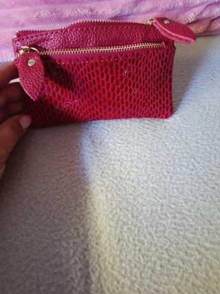 Cartera roja con cremallera