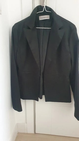 Chaqueta entallada negra de raso Clockhouse