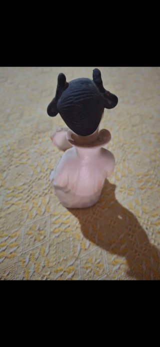 Figurina in porcellana con tamburello