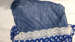 Vestido azul con lunares blancos