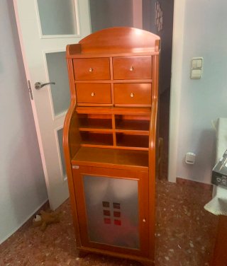 Escritorio de madera con persiana