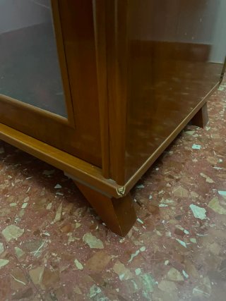 Escritorio de madera con persiana