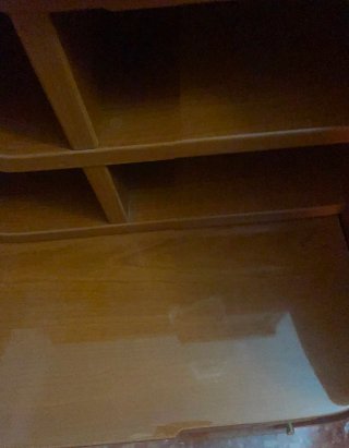 Escritorio de madera con persiana