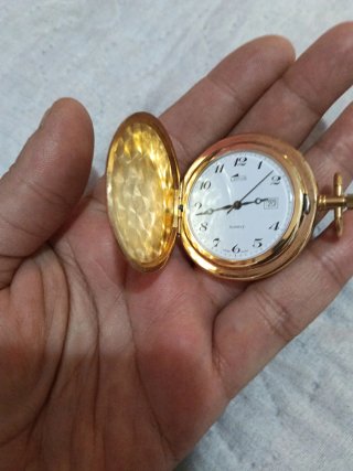 Reloj de bolsillo dorado grabado Lotus