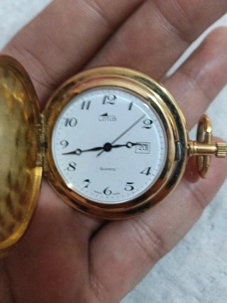 Reloj de bolsillo dorado grabado Lotus