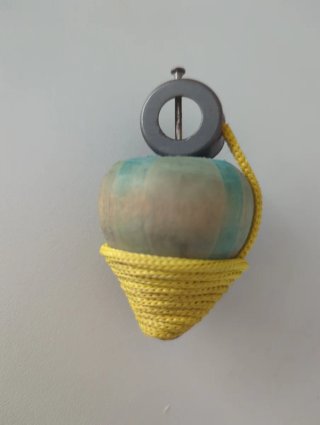 Peonza de madera con cuerda y aro