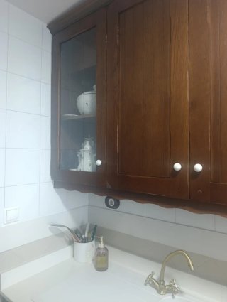 Cocina de madera y encimera de silestone nueva.