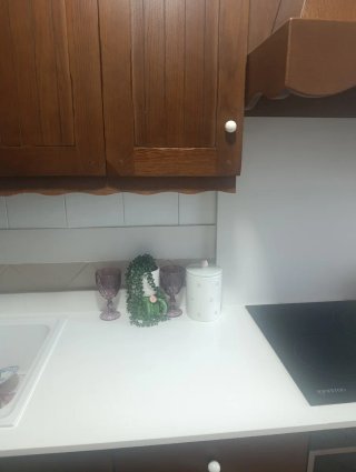 Cocina de madera y encimera de silestone nueva.