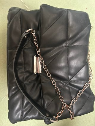 Bolso negro acolchado con cadena