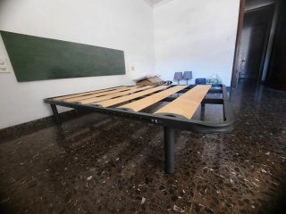 Cama de matrimonio con cabecero, colchón y somier.