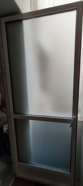 Puerta aluminio lavadero con cristal