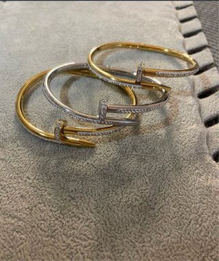 Pulsera estilo clavo color oro