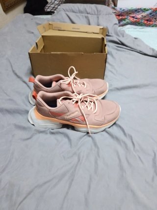 Deportivas Reebok Rosa viejo con detalles naranjas