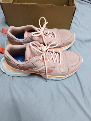 Deportivas Reebok Rosa viejo con detalles naranjas