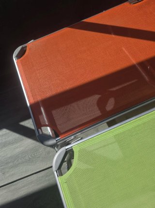Tumbonas plegables naranja y verde
