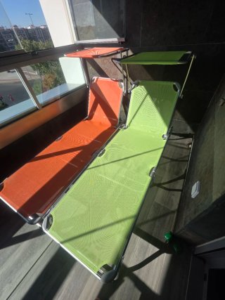 Tumbonas plegables naranja y verde