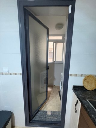 Puerta aluminio cristal translúcido