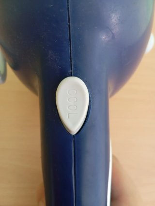 Secador de pelo azul y plateado