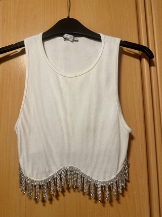 Camiseta blanca con flecos brillantes