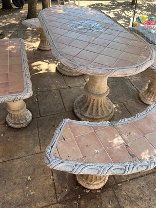 Mesa y bancos de jardín de terracota
