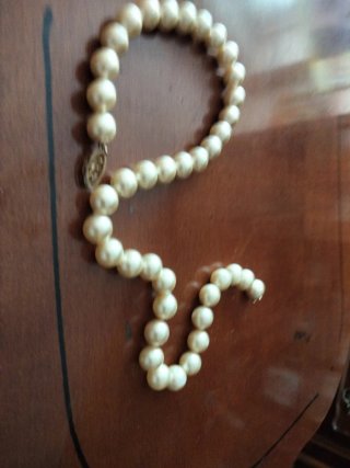 Collar de perlas beige y dorado