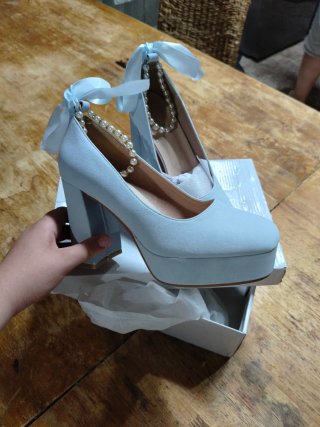 Tacones azules con perlas y lazo