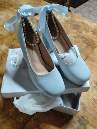 Tacones azules con perlas y lazo