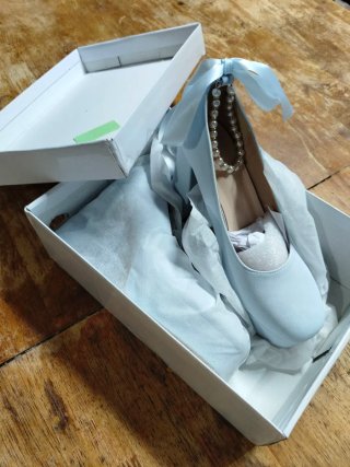 Tacones azules con perlas y lazo