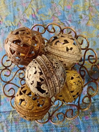 Cesta Decorativa con Bolas Metálicas