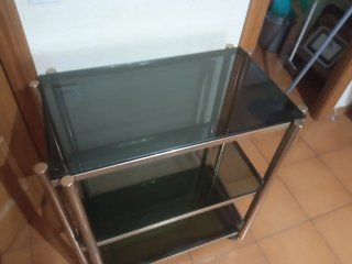 Mesa auxiliar cristal con ruedas