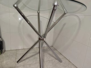 Mesa redonda cristal y metal plateado