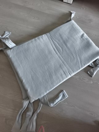 Protector de cuna gris con cintas